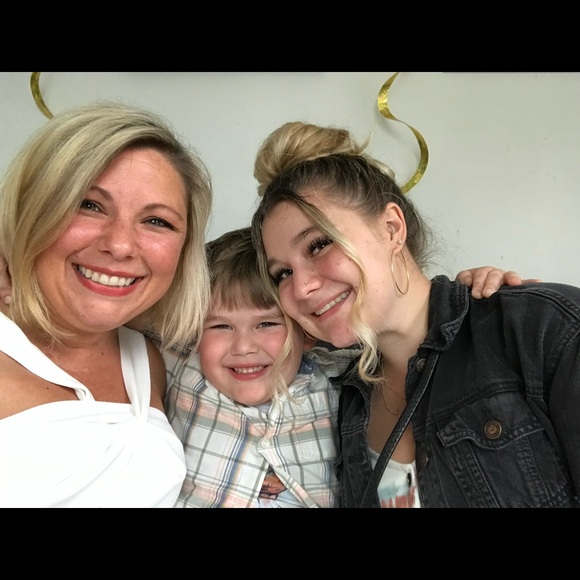 MEET YOUR POSHER - Picture 2 of 2